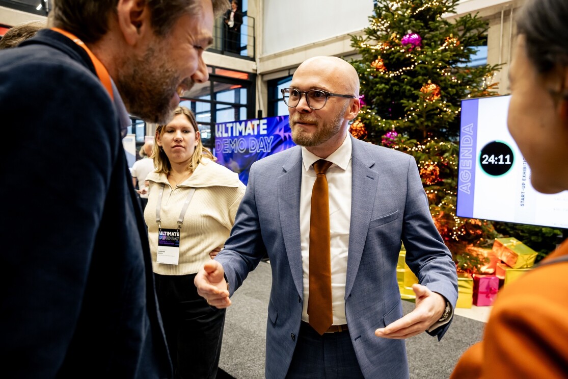 Dr. Fabian Mehring, Digitalminister Bayern, im Gespräch mit Elmar Hussmann und Clara Neumayer vom AWS Tech Alliance Team.