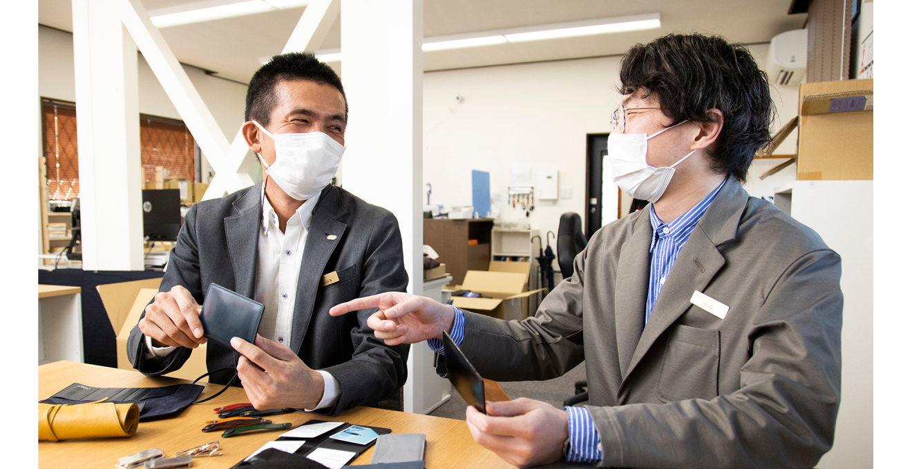 オフィスで商品を手にとりながら話し合う写真