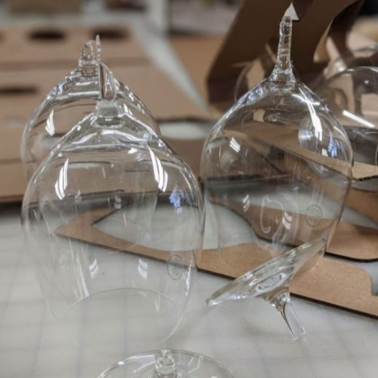 酒杯因包装不足而破碎的形象。