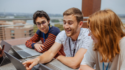 Immagine di tre persone che guardano il computer