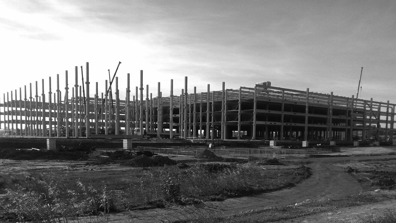 Centro logístico de Barcelona en construcción. Hay grúas que muestran la evolución de las obras. 