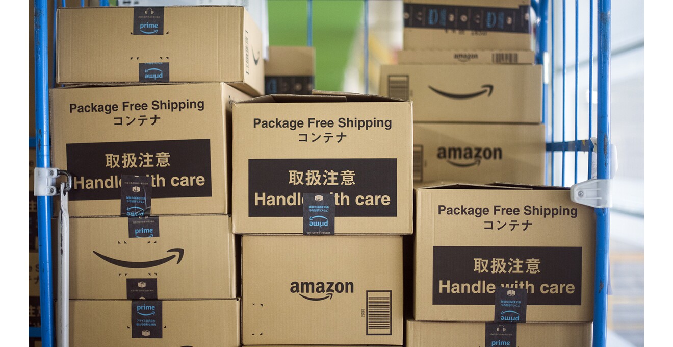 たくさんのダンボールを詰んだカートに簡易包装商品を保護する段ボールも並んでいる