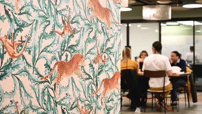 複数の豹と草がデザインされた壁紙。その奥に人々が座っているテーブルが見える