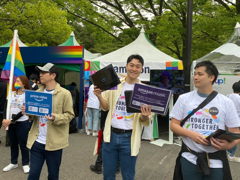 白いテントの前に立つGalamzonのメンバー