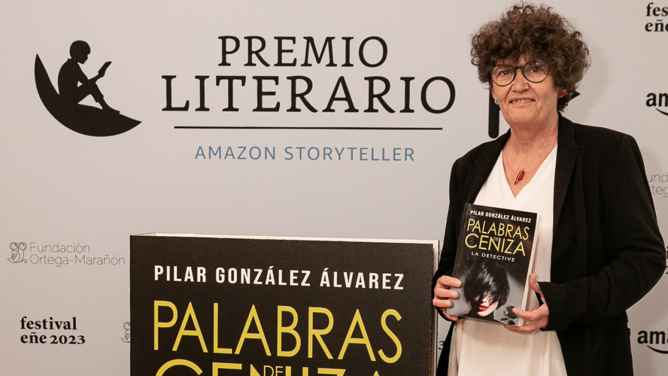 Pilar Gonzalez Alvarez con la novela ganadora. 