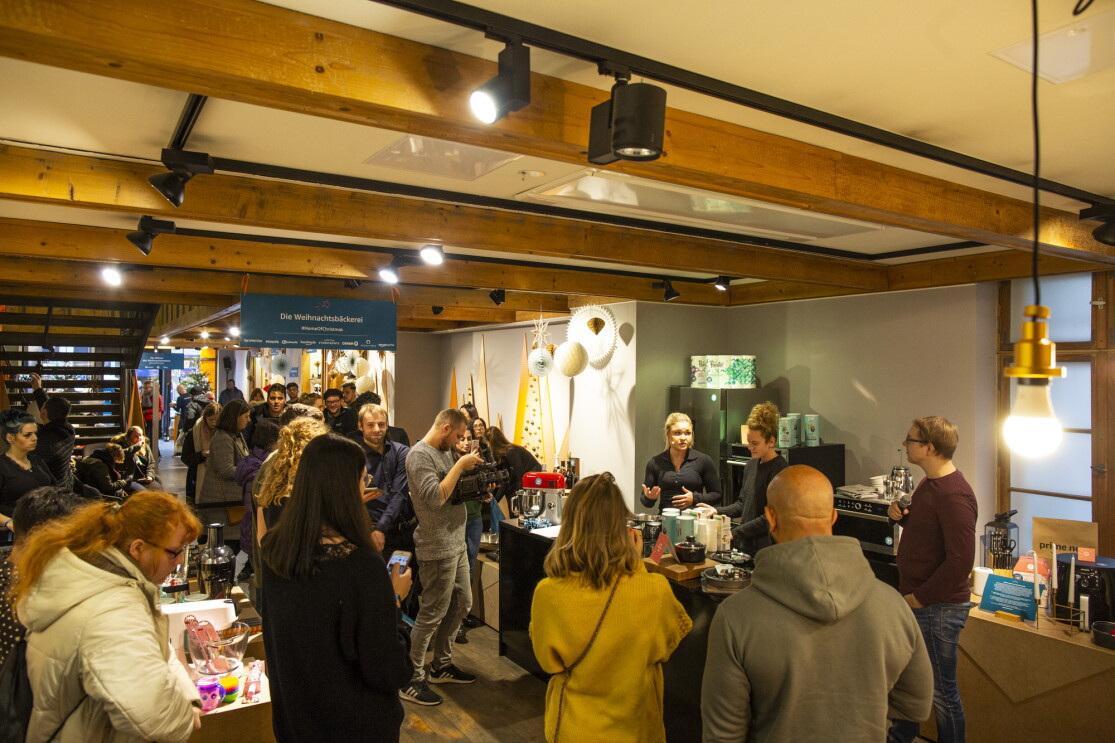 Sophia Thiel im Amazon Pop-up Store #HomeOfChristmas im Gespräch mit den Besuchern.