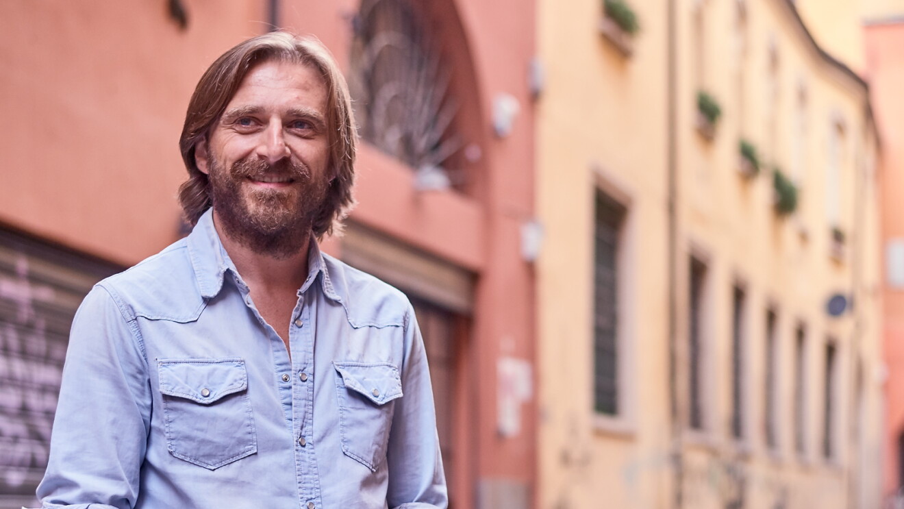 L'imprenditore Massimo Ciociola, fondatore e CEO di Musixmatch, sullo sfondo di una via bolognese