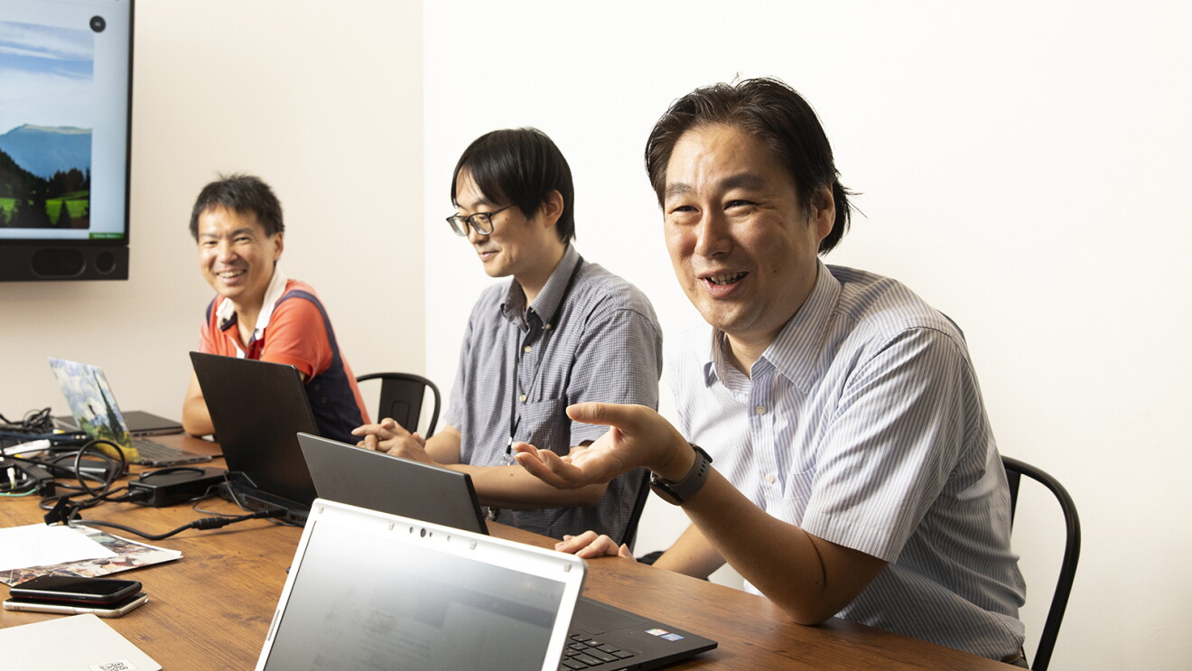 会議をする男性たち