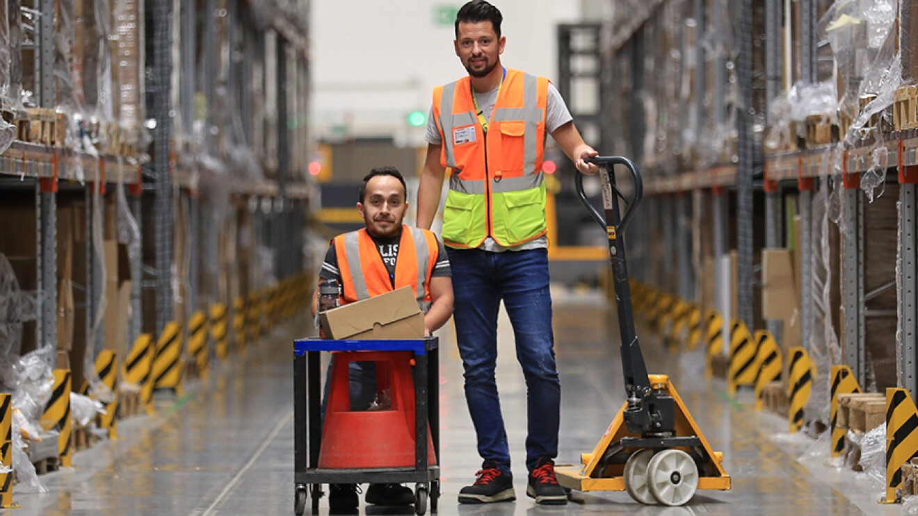 Menschen mit Behinderung werden bei Amazon genauso behandelt wie Menschen ohne Behinderung.