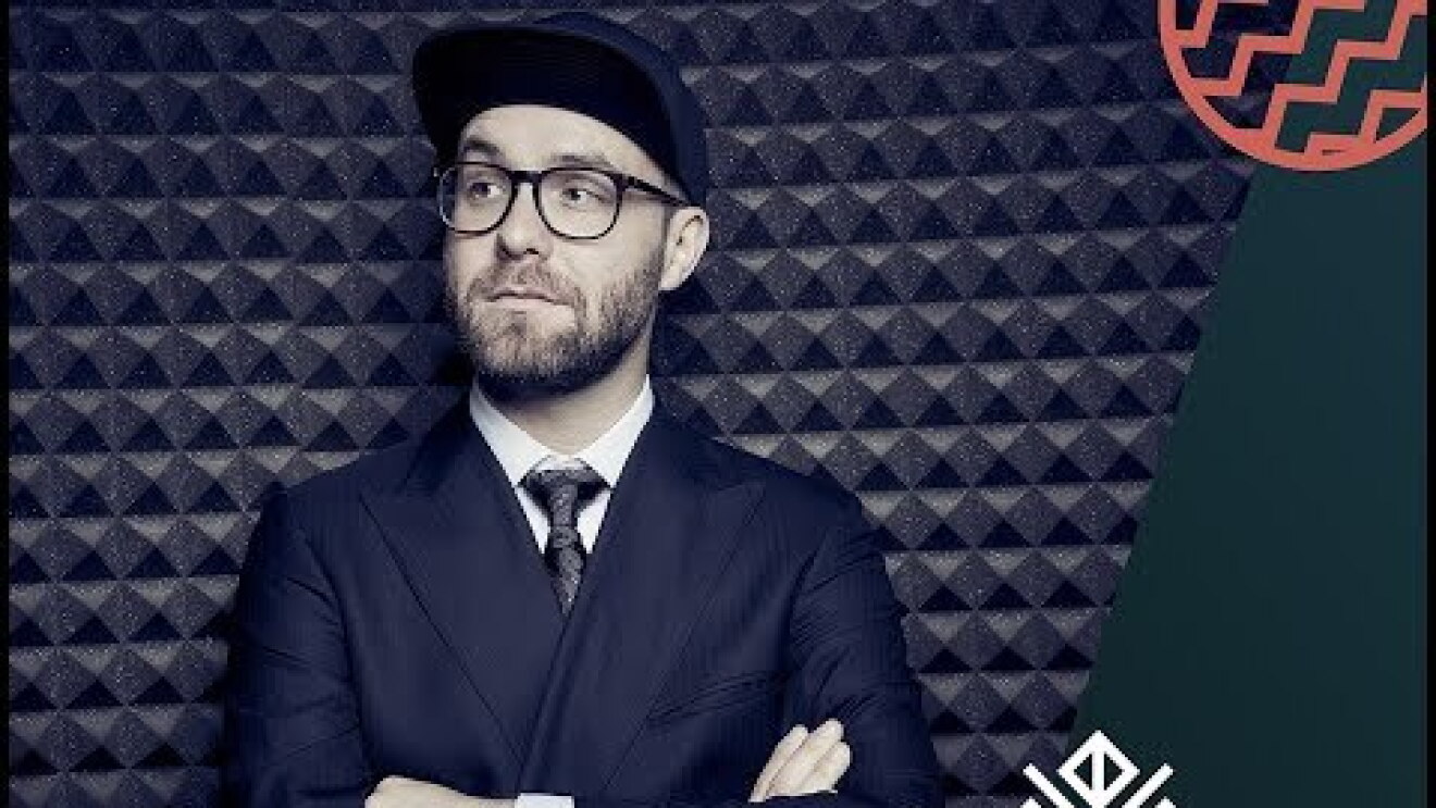 Bild von Mark Forster mit weihnachtlichen Mustern