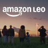 Amazon Leo avec une foule qui regarde une fusée en arrière-plan