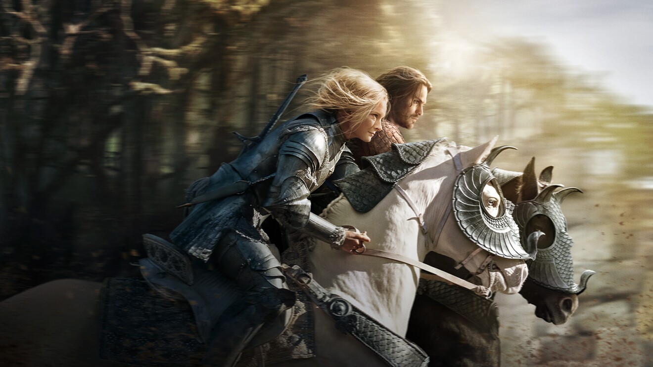 凯兰崔尔和Halbrand亚马逊的指环王系列骑马穿过一片森林。