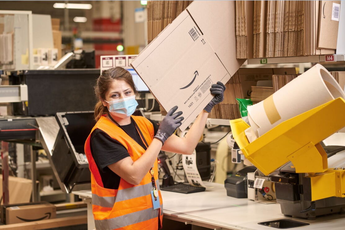 Mitarbeiterin an der Packstation