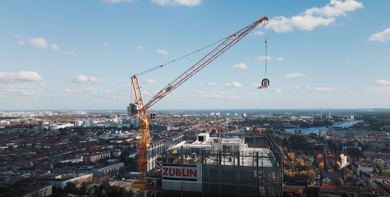 Das neue Amazon Berlin Büro nimmt Gestalt an. Beim Richtfest wird die Richtkrone auf das EDGE East Side Berlin gehoben