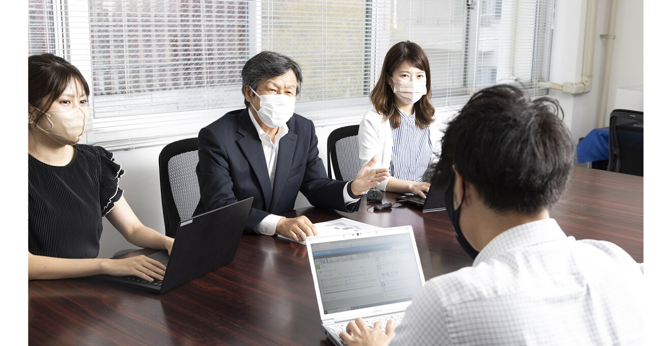 社内でミーティング中の写真