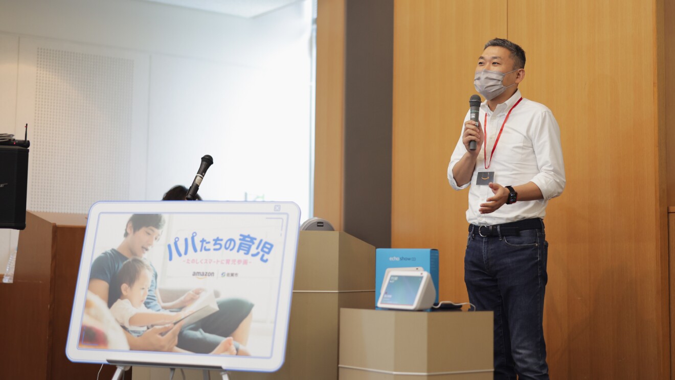 マイクをもって話す澤田さん