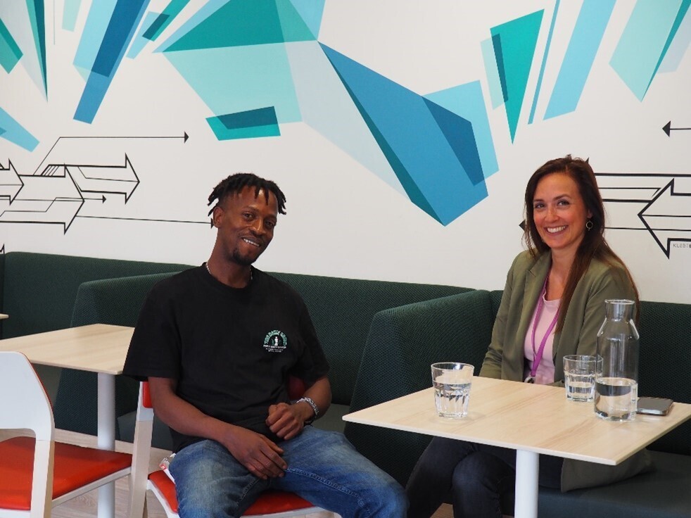 Carolin Fröhlich, Head of HR DE bei Amazon, gab Isaa von den JOBLINGEN wertvolle Tips für sein bevorstehendes Bewerbungsgespräch