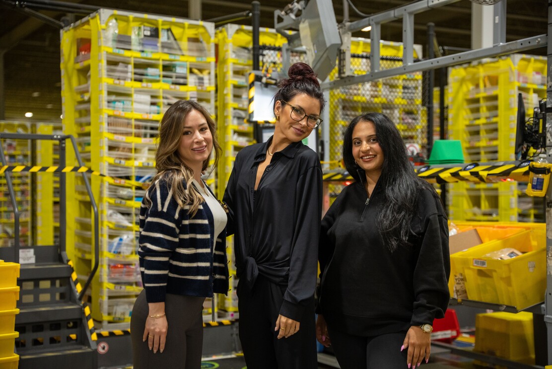 Elisabeth Rioux, vedette de Prime Video, visite le centre YUL2 d’Amazon pour le jour de la Famille