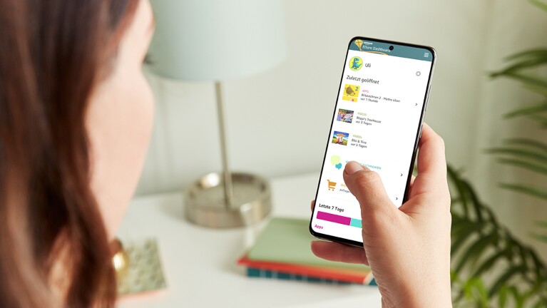 Image of Eltern Dashboard on mobile phone screen