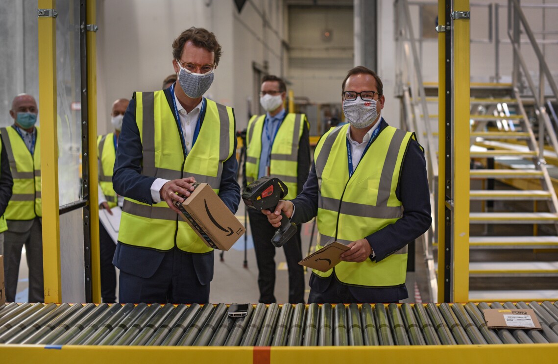 NRW Minister Wüst und Oberbürgermeister Kufen bei Amazon in Essen. 