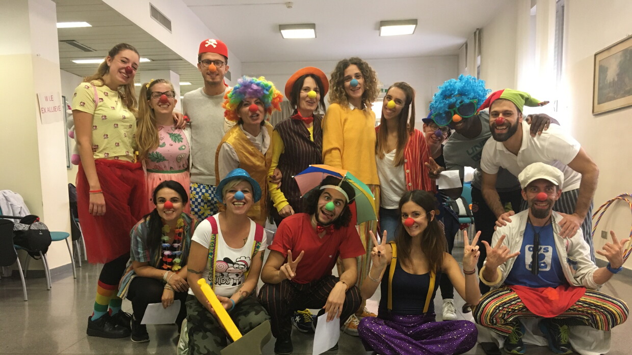 Dipendenti di Amazon vestiti da clown durante il corso di clown terapia presso una casa di riposo