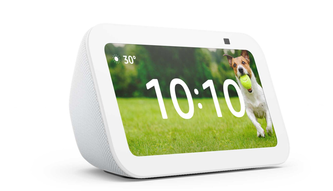 Echo Show 5 グレイシャーホワイトの本体。画面を包む躯体が布地になっていて、その色と画面の枠がすこしグレーがかった白になっている