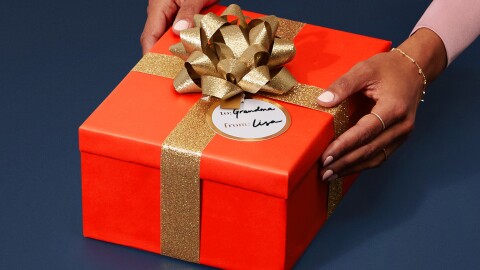 包装好的礼物的图片,上面有一个标签,上面写着“从:奶奶到:丽莎”。