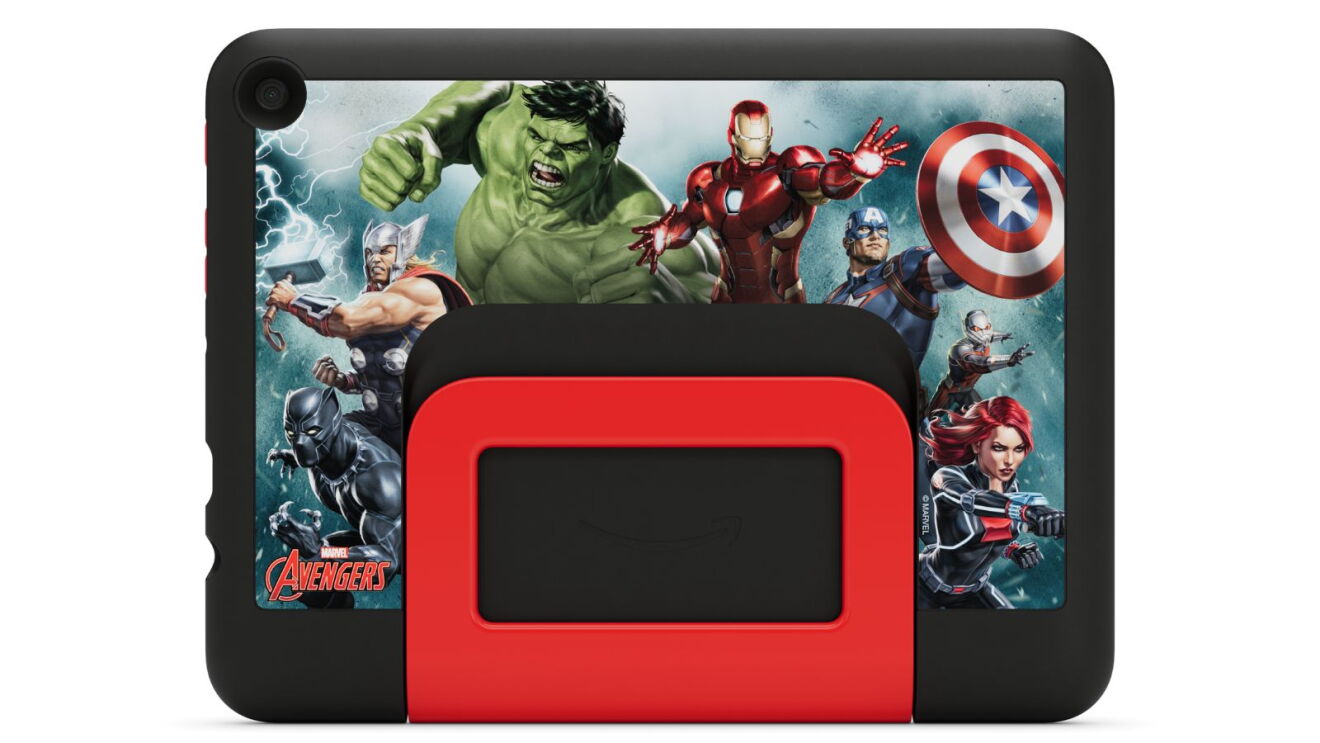 マーベルアベンジャーズのイラストが描かれたケースを付けたタブレットの裏側が置かれている。