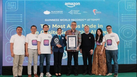 Amazon representatives with the GUINNESS WORLD RECORDS at the award ceremony