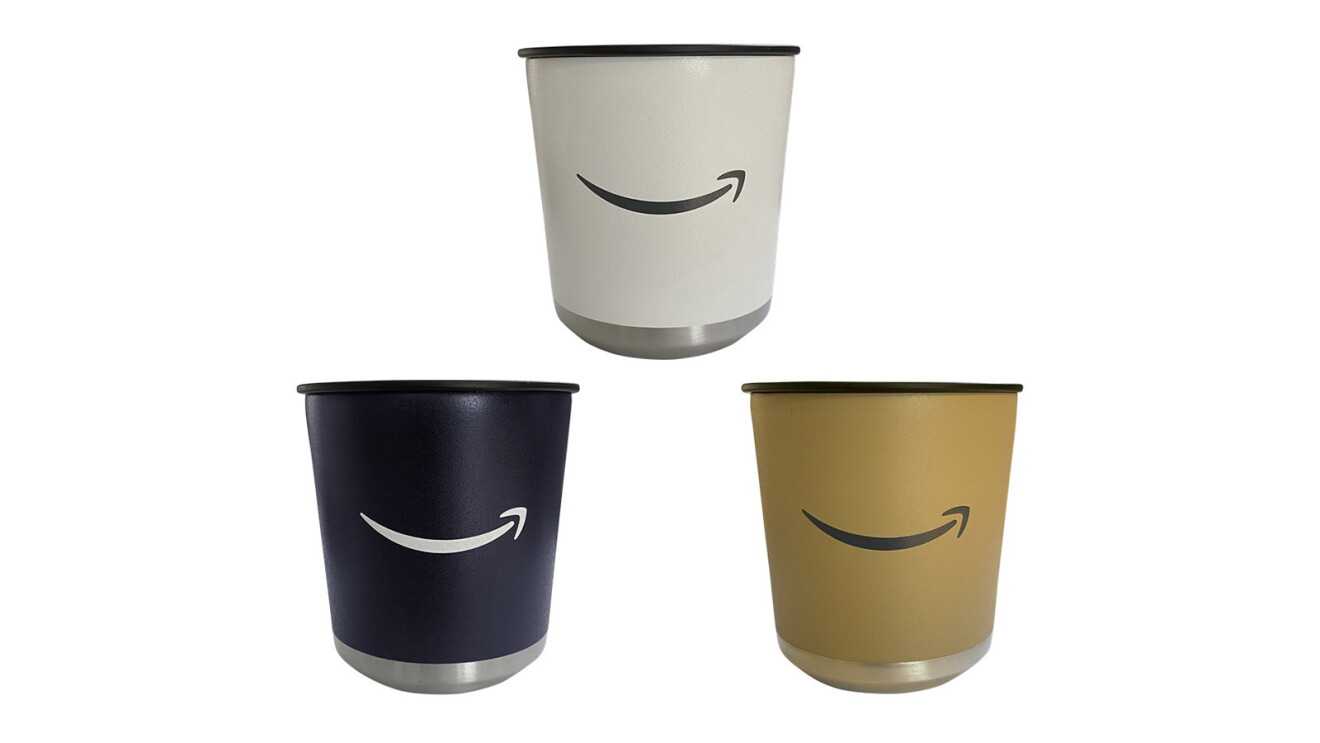 白、黒、金色のコップがあり、そのコップの面にアマゾンロゴが貼っている。