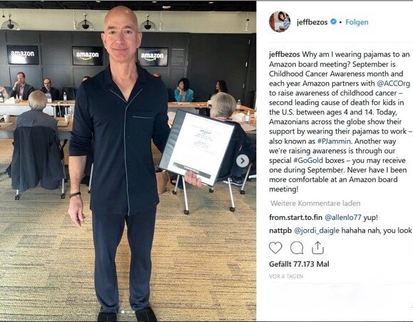 Der Instagram Post zeigt Jeff Bezos im dunkelblauen Pyjama in einem Konferenzraum.