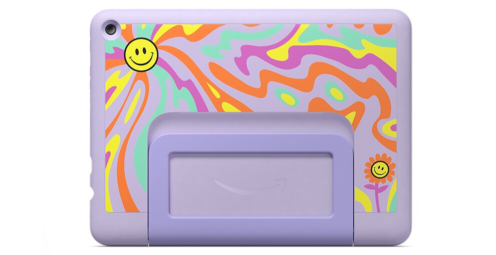 ラベンダー色のタブレットの背面。紫地にオレンジや黄色などのサイケデリックな柄と、スマイルマーク。左上隅にカメラレンズの穴。中央にAmazonロゴ。