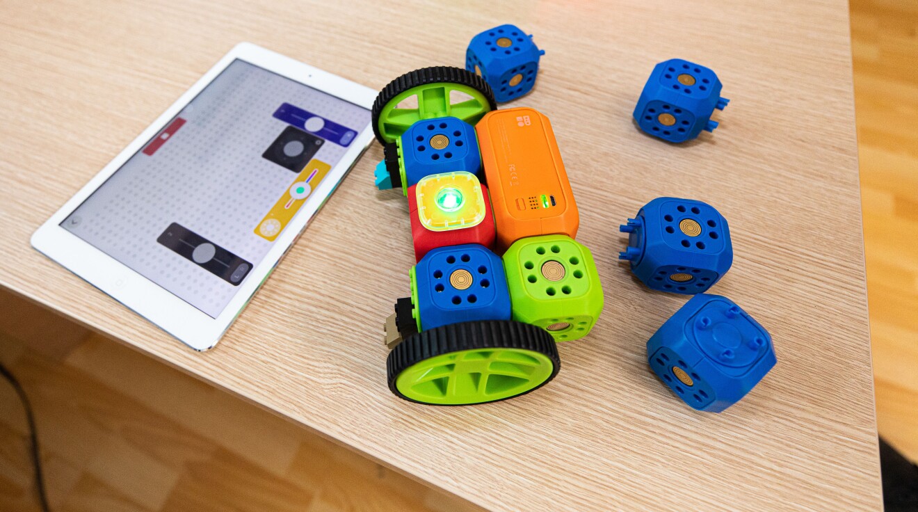 Kinder lernen mit Robo Wunderkind, wie man programmiert