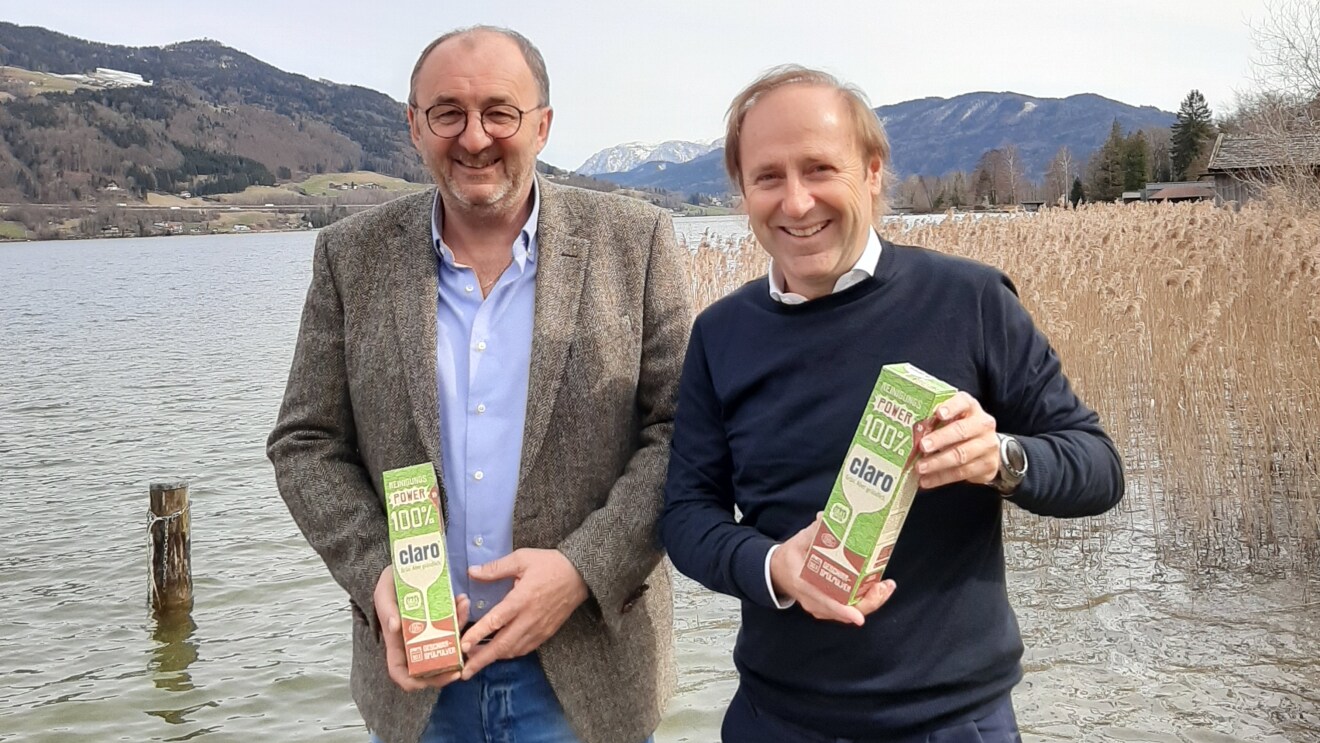 claro_zero waste verpackung_Dygruber und Ömmer am Mondsee_sie halten das ökologische Geschirrspülpulver in der Hand.jpg