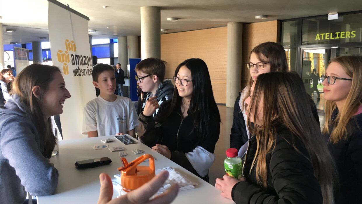 AWS Volunteer presenting Amazon and AWS to students
