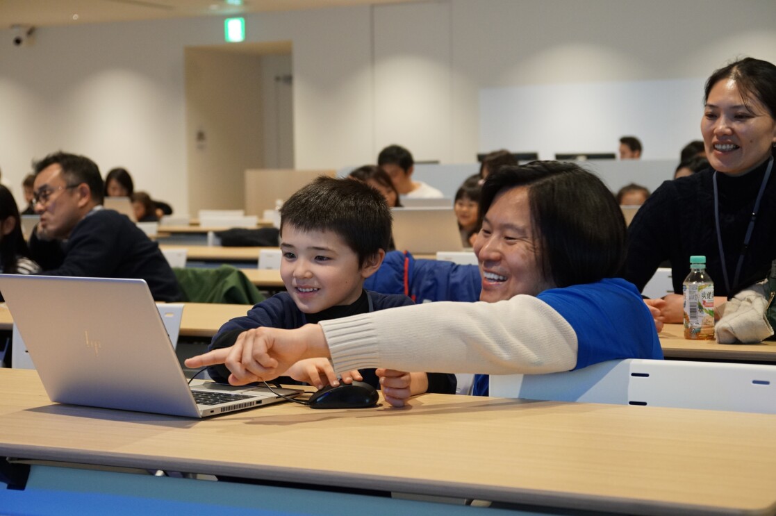 親子で学ぶプログラミングの楽しさ「Hour of Code」