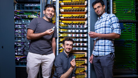de izquierda a derecha: Ratul Mahajan, Amazon Scholar y experto en redes de centros de datos y profesor en la Universidad de Washington; Giacomo Bernardi, científico de AWS y Seshadhri Comandur, Amazon Scholar y profesor en la Universidad de California en Santa Cruz.