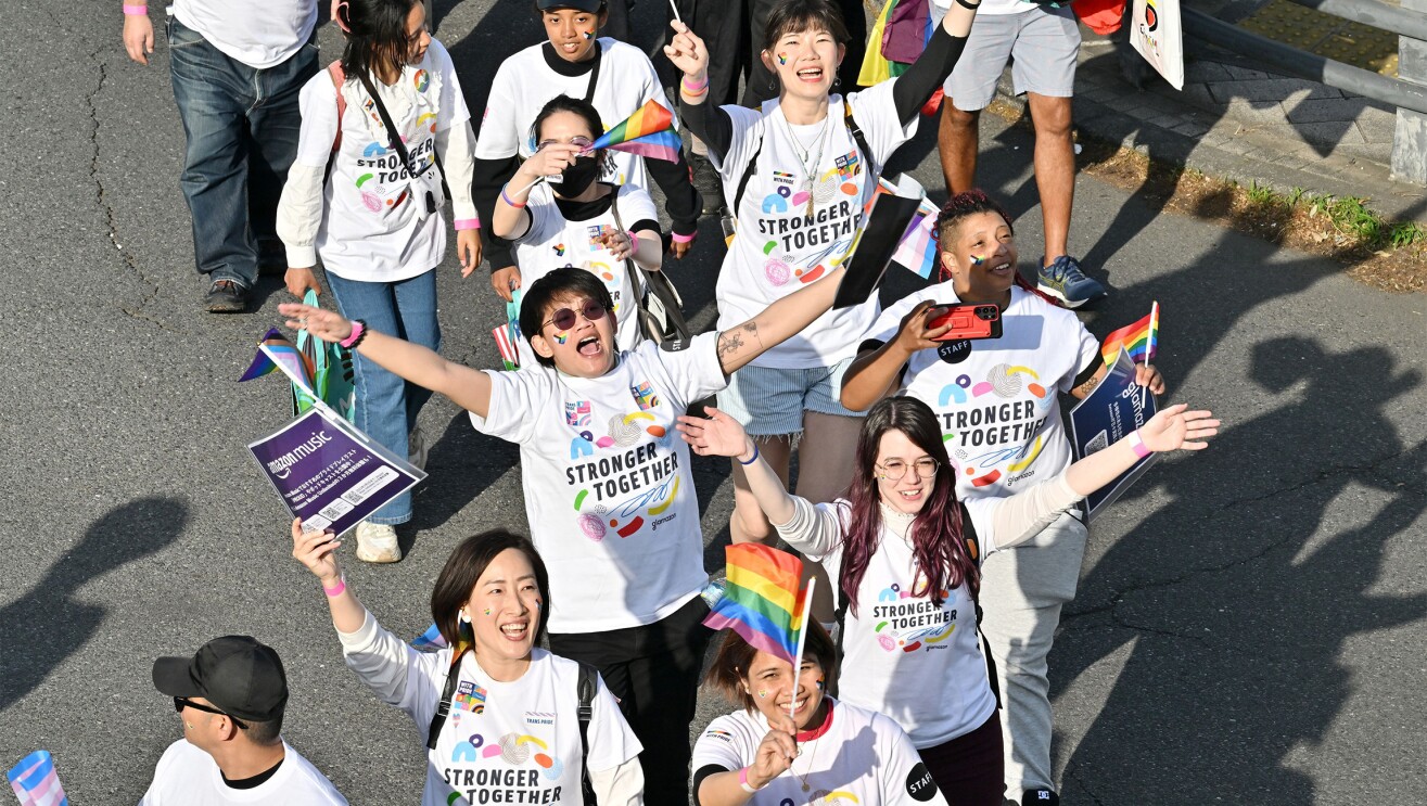 Tokyo rainbow Pride 2023パレードで、手を広げて行進している参加者