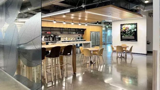 誰もいないパントリーエリアの隅にはリビングアートが壁に掛けている