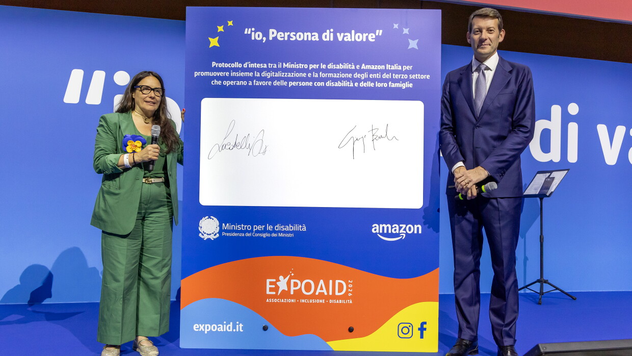 EXPoAID 2026. Giorgio Busnelli, Country Manager Amazon firma un Protocollo d’Intesa con la Ministra per le disabilità della Repubblica Italiana, Alessandra Locatelli.