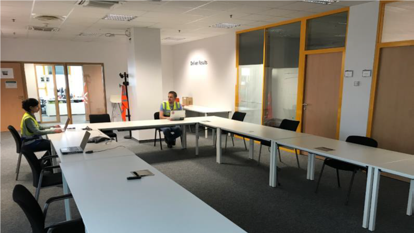 Des chaises ont été supprimées pour que les distances de sécurité soient respectées dans les salles de réunion du site de Lauwin-Planque (Nord)