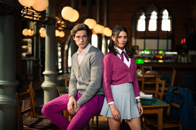 Ruby (Harriet Herbig-Matten) und James  (Damian Hardung) in Staffel 2 von "Maxton Hall – Die Welt zwischen uns": Das Bild zeigt sie in der Schule, beide tragen Schuluniformen, die in pink und weiß gehalten sind.