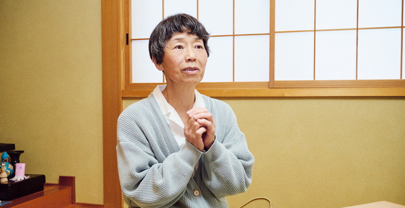 ショートカットの女性が部屋の中で話をしている