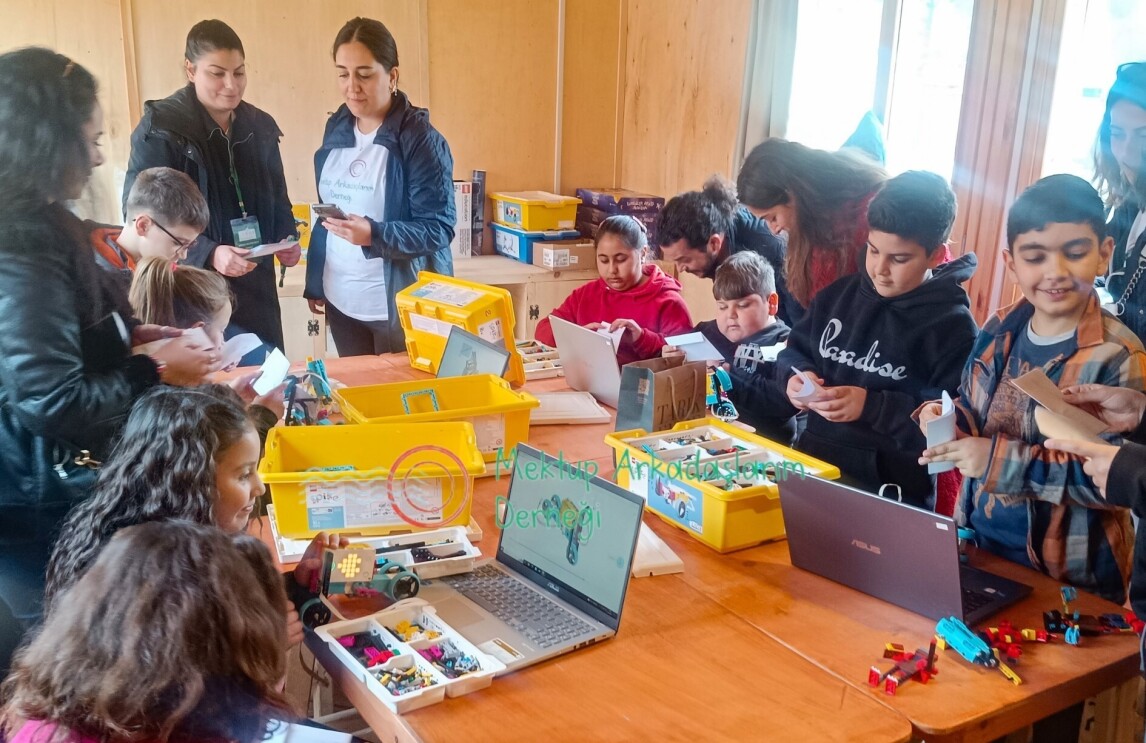 dizüstü bilgisayarlı çocuklar Hatay, TR.jpg