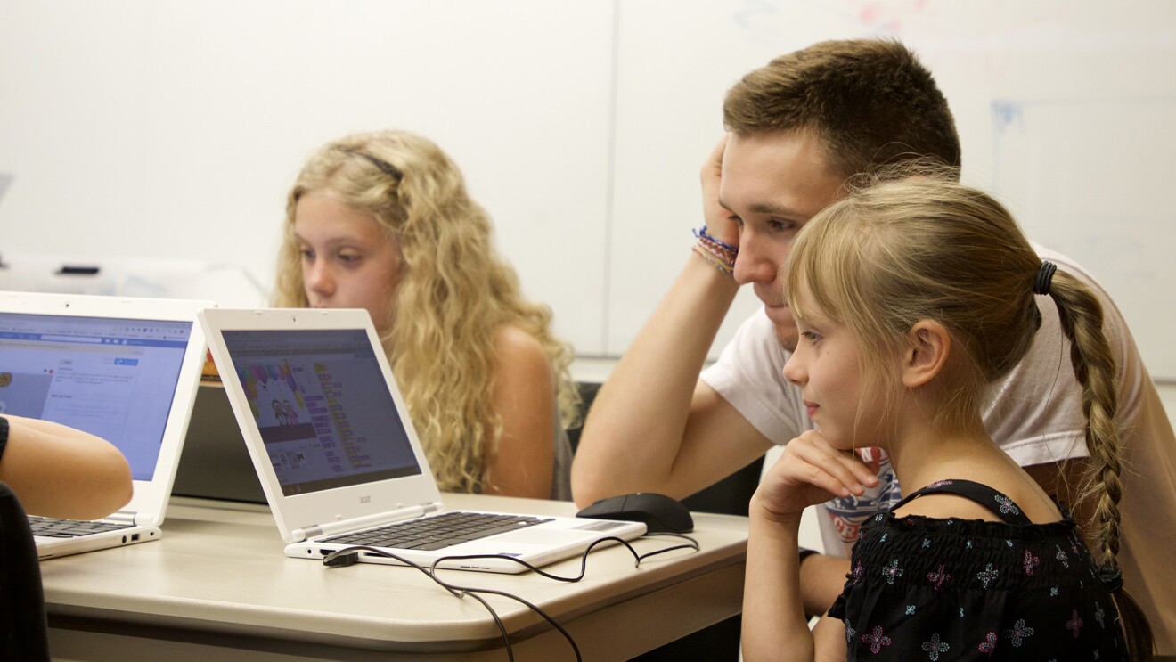 学生参加亚马逊未来工程师计划