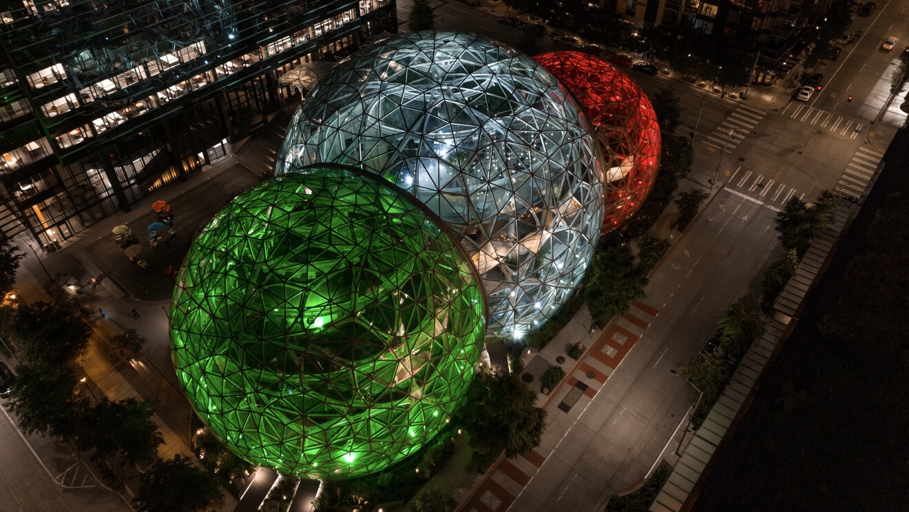 Le Sfere del Centro Direzionale di Amazon a Seattle illuminate con il tricolore