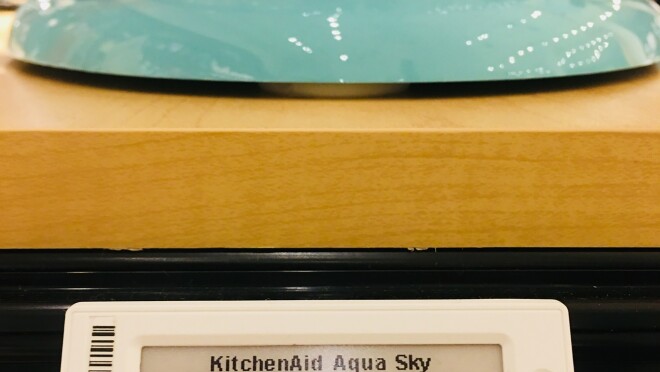 KitchenAid Artisan系列5-Qt的数字标签。在水蓝色的天空中站立搅拌器。标签显示,在拍摄照片时,这款搅拌器有4.6颗星,8935条评论。常规价格为429.99美元,黄金会员价格为279.95美元(折后35%)。标签后面是一个水蓝色的KitchenAid立式搅拌机与不锈钢碗。