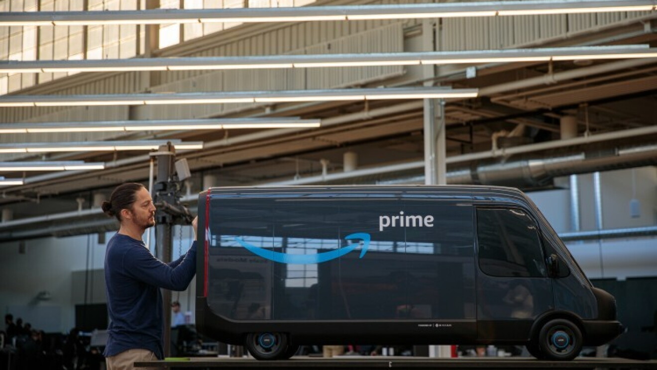 I designer lavorano ai diversi modelli in argilla dei nuovi veicoli elettrici per le consegne di Amazon 