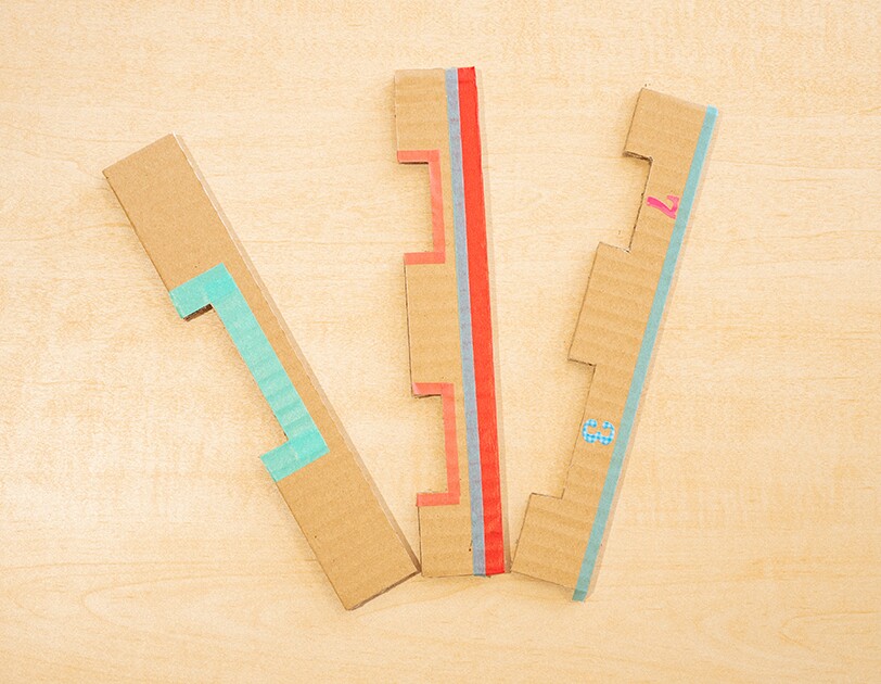 おうち時間に楽しもう。子どもと一緒に簡単ダンボール工作【ホッケーゲーム編】