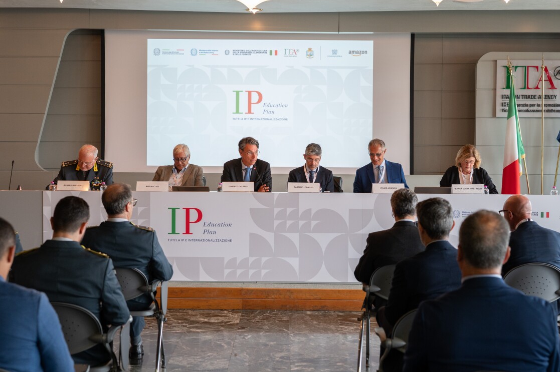 In ordine da sinistra: Rosario Massino, Comandante del Comando Unità Speciali della Guardia di Finanza, Amedeo Teti, Capo Dipartimento Mercato e Tutela del Ministero delle Imprese e del Made in Italy, Lorenzo Galanti, Direttore Generale Agenzia ICE, Fabrizio Lobasso, Vice Direttore Generale per la Promozione del Sistema Paese e Direttore Centrale per l’internazionalizzazione economica del Ministero degli Affari Esteri e della Cooperazione Internazionale, Felice Assenza, Capo Dipartimento dell'Ispettorato centrale della tutela della qualità e della repressione frodi dei prodotti agroalimentari del Ministero dell'Agricoltura, della Sovranità alimentare e delle Foreste, Bianca Maria Martinelli, Senior Director Corporate Strategy and Policy, Amazon Italia